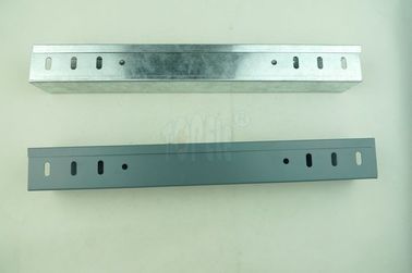 Tozla kaplanmış elektrik kablosu tepsisi